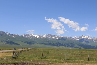 草原远山蓝天美景