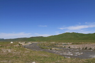 山间溪流 蓝天绿地之景
