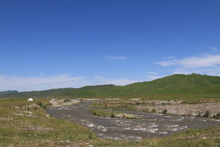 草原溪流蓝天风景图