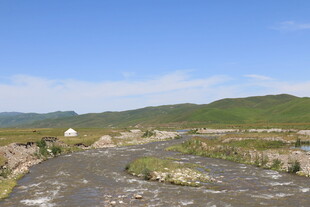 山间流淌的清澈溪流