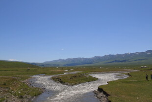 山间溪流 广袤绿野风光