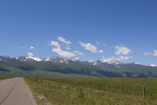 草原公路旁的雪山美景