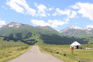 草原公路旁的白色帐篷