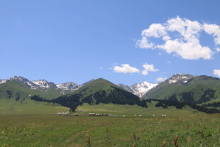草原山峦间的蓝天白云