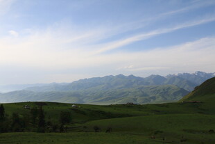 山间绿野 远眺秀丽山峦