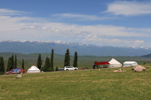 草原上的多彩帐篷与远山