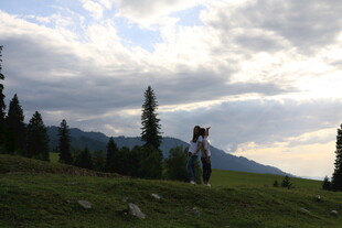 山间情侣共赏美丽风景