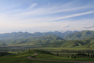 草原上的蜿蜒公路与远山
