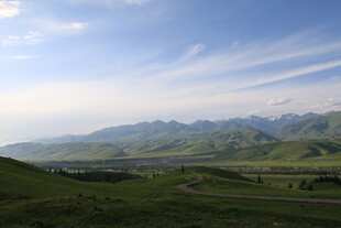 草原山峦间的开阔美景