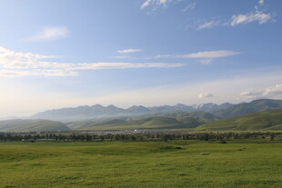草原远景 山峦蓝天相衬