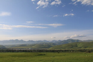 草原蓝天远山风景如画