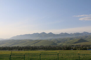 草原远山风景图