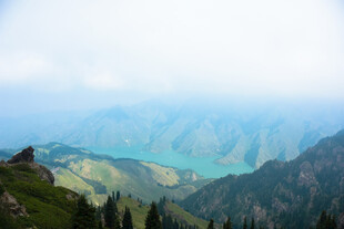 山间美景 远眺翠湖与山峦