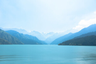 宁静湖景与连绵山脉