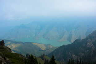 高山湖泊壮丽自然景观