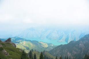 山间美景 云雾缭绕的山峦