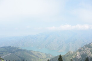 高山云海壮丽自然景观