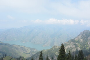 高山湖泊壮丽自然景观