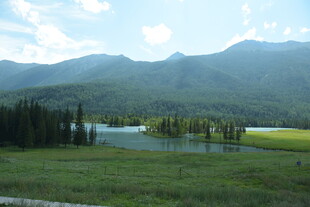 山间湖畔的秀丽自然风光