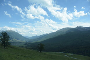 山间绿野蓝天美景