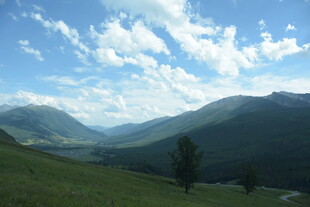 山间美景 蓝天白云下的绿野