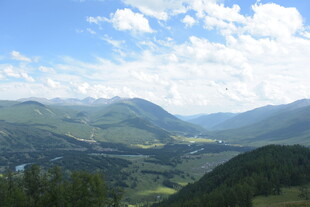 山间美景 蓝天白云下的山谷