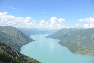 高山环抱的澄澈蓝湖
