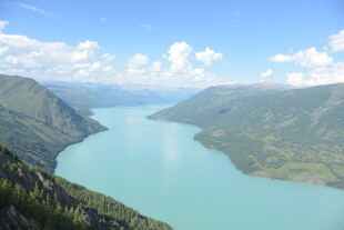 高山环绕的碧蓝色湖泊