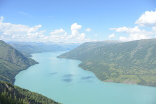 高山间的澄澈蓝湖美景