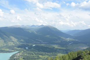 高山湖泊壮丽自然风光