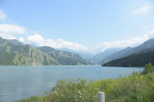 秀丽山水湖泊风光图