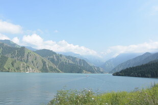 秀丽山水间的宁静湖泊