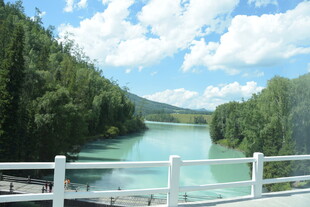 青山环抱的碧绿河流景观