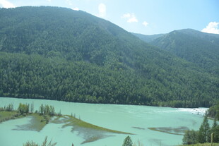 翠绿山峦间的澄澈湖泊