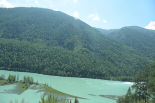 青山环抱的碧绿湖水