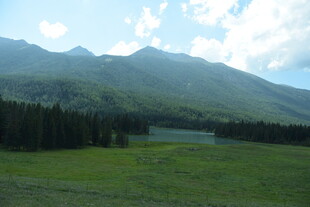 山间绿野湖泊美景