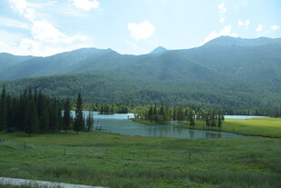 山间湖畔绿野风光