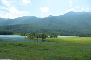 山间湖畔绿野风光