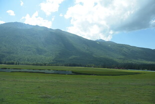 青山绿野间的自然风光