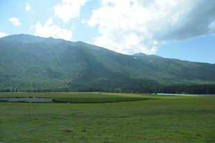 草原远山蓝天白云美景