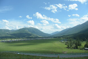 草原山谷间的美丽风光