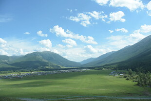广袤绿野间的山水风光