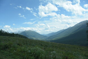 山间绿野 蓝天白云美景