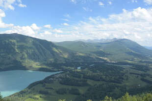 高山湖泊壮美自然风光