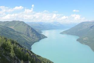 高山环绕的碧蓝色湖泊