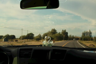 车内视角看公路上空彩虹