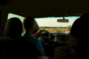 车内视角 两人看向车窗外