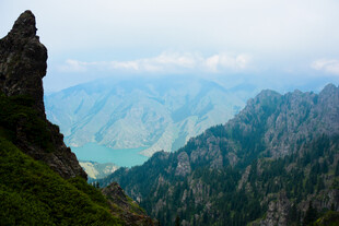 巍峨山峰壮丽自然景观