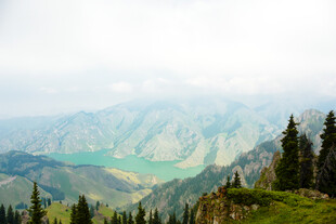 山间绿意盎然的秀丽景致