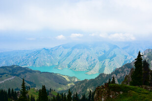 高山环抱中的碧绿湖泊